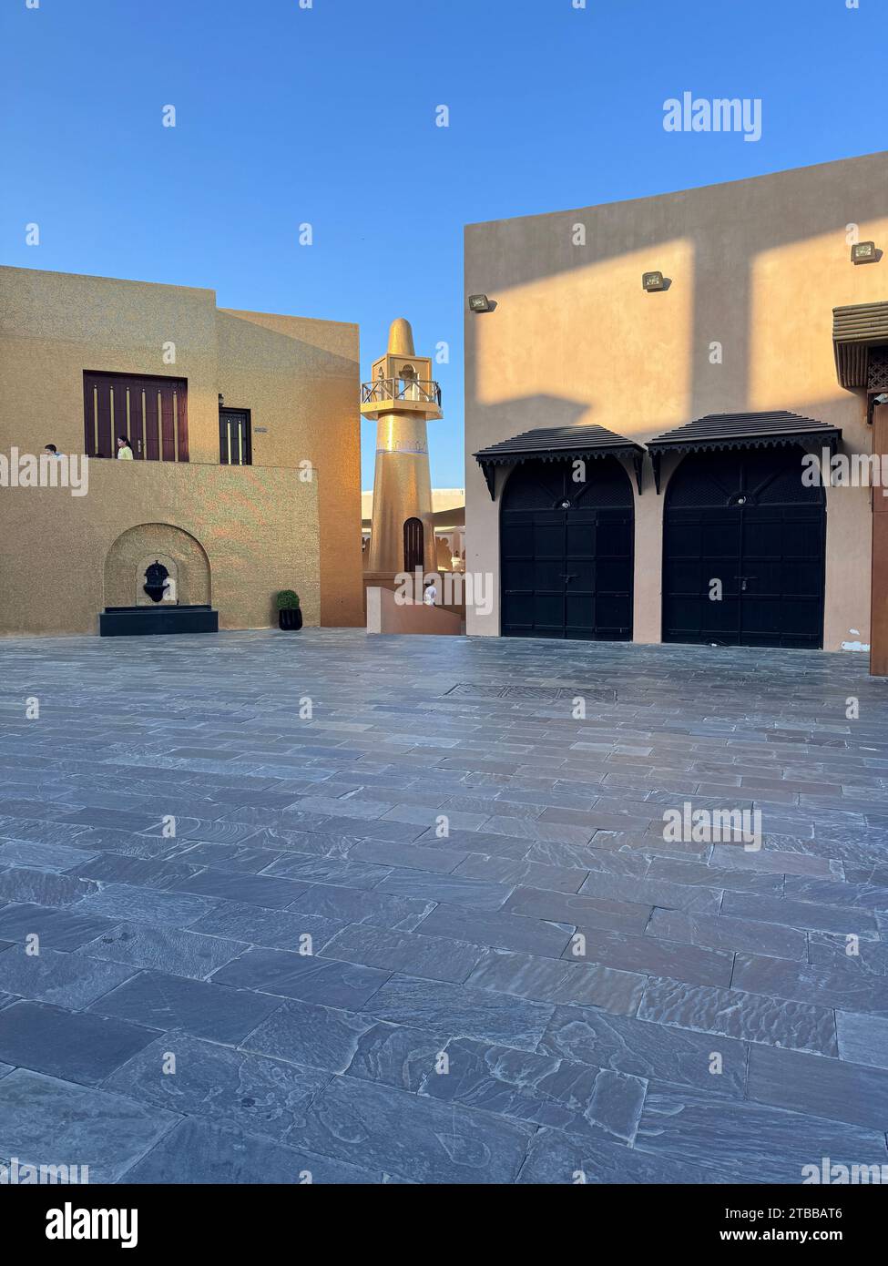 Außenfassade und Minarett der Goldenen Moschee von Katara, effektiv mit Gold bedeckt Stockfoto