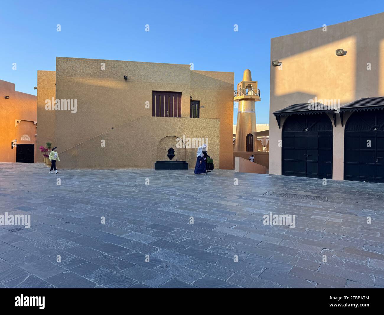 Außenfassade und Minarett der Goldenen Moschee von Katara, effektiv mit Gold bedeckt Stockfoto