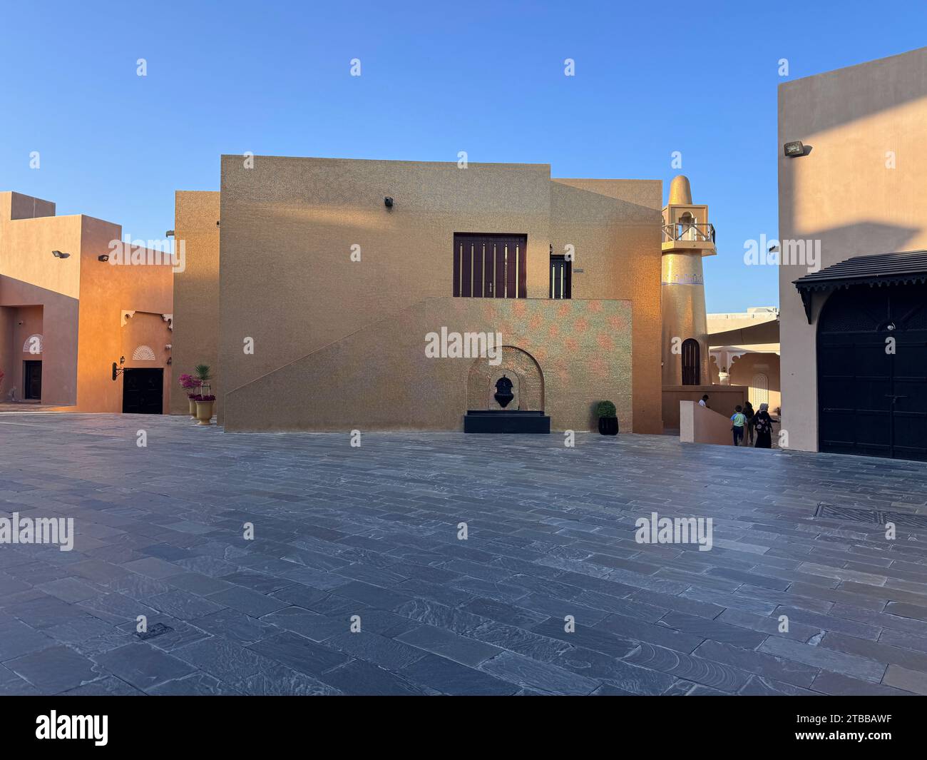 Außenfassade und Minarett der Goldenen Moschee von Katara, effektiv mit Gold bedeckt Stockfoto