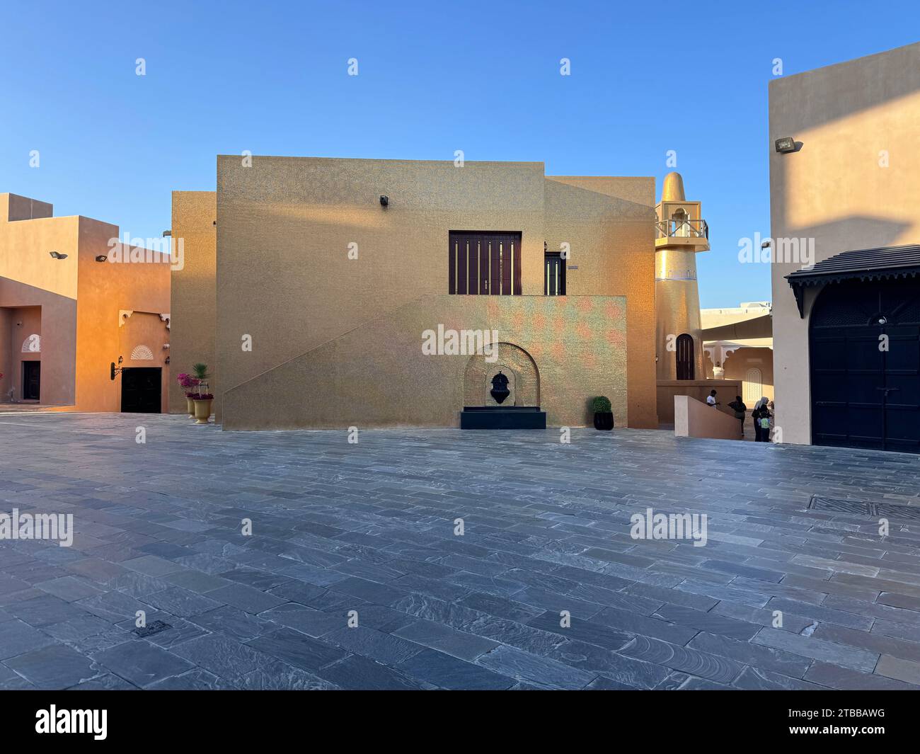 Außenfassade und Minarett der Goldenen Moschee von Katara, effektiv mit Gold bedeckt Stockfoto