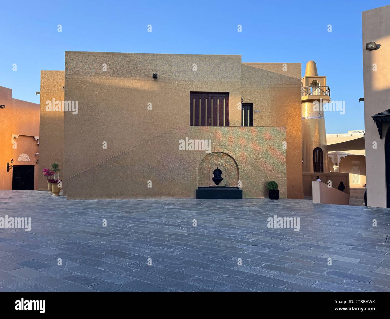 Außenfassade und Minarett der Goldenen Moschee von Katara, effektiv mit Gold bedeckt Stockfoto
