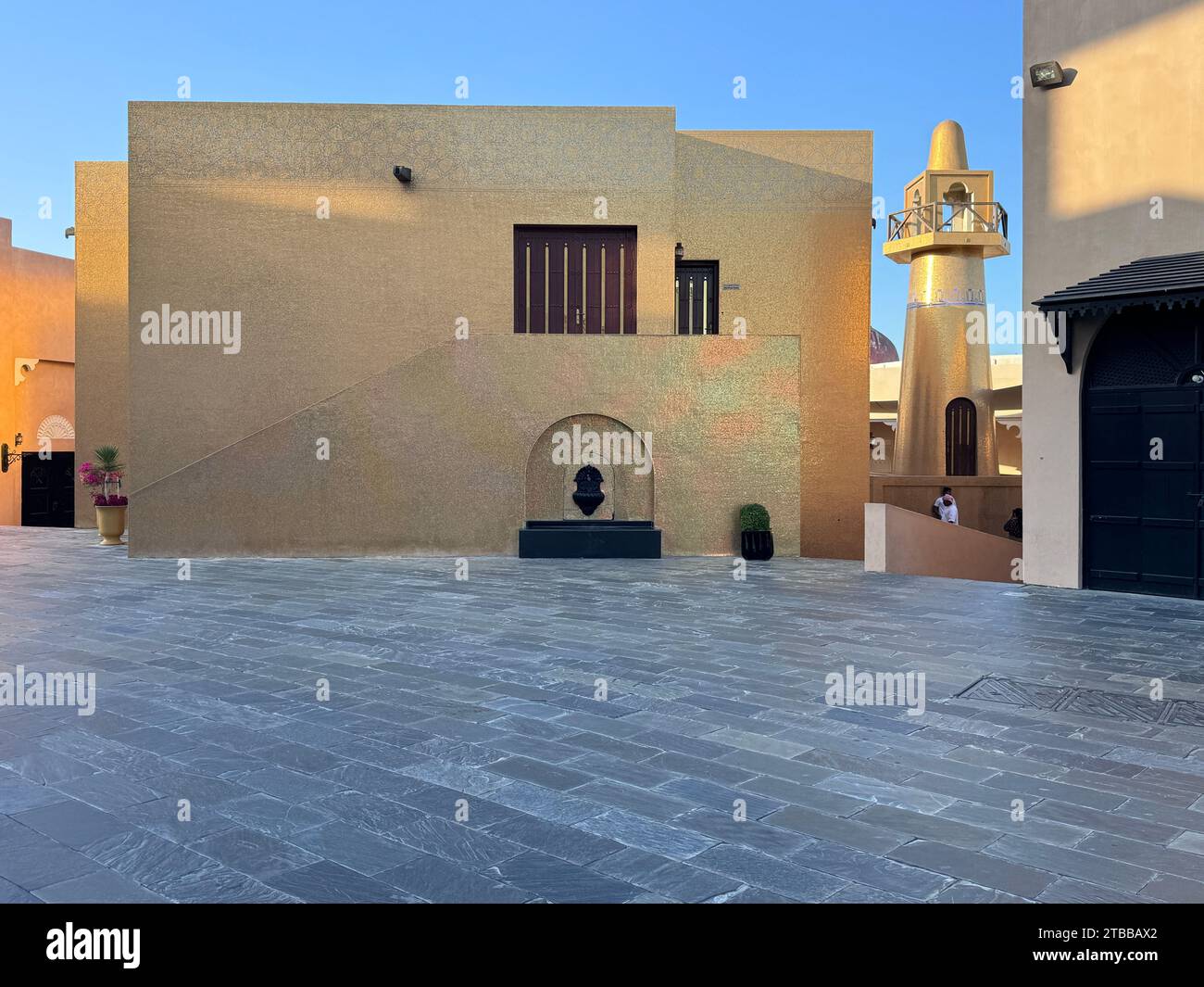 Außenfassade und Minarett der Goldenen Moschee von Katara, effektiv mit Gold bedeckt Stockfoto