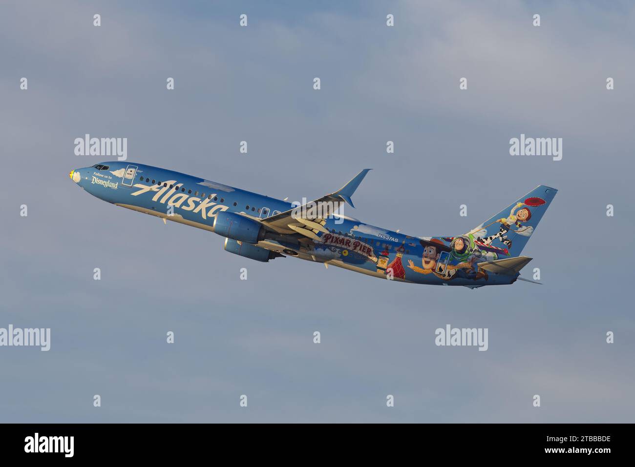Alaska Airlines, Disneyland Pixar Lackierung, Boeing 737 mit der Registrierung N537AS, Abfahrt ab LAX, Los Angeles International Airport. Stockfoto