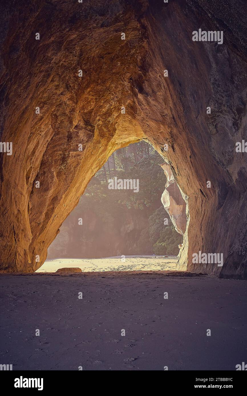 Sonnenaufgang in Cathedral Cove, Neuseeland Stockfoto