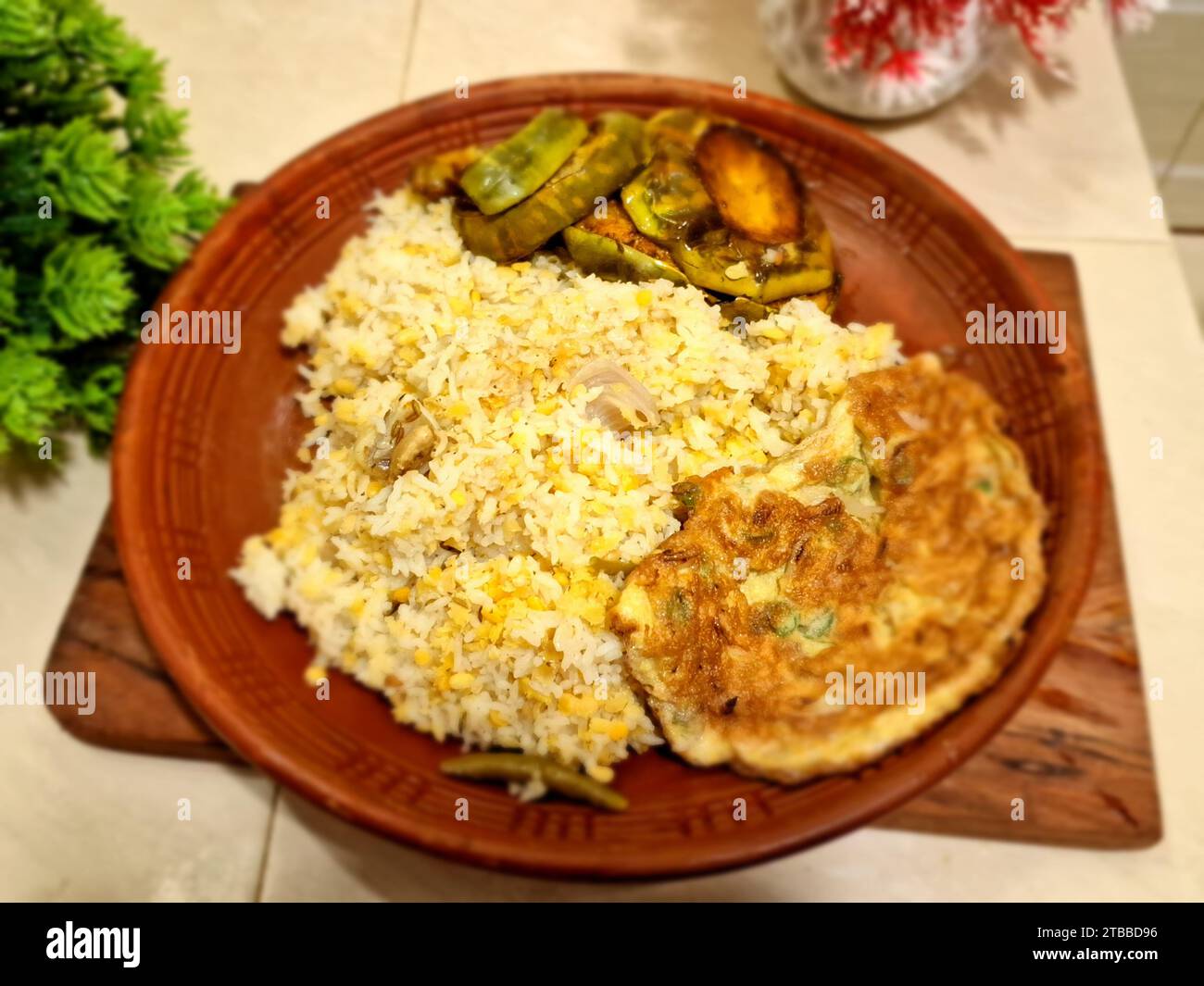 Khichuri (Hodgepodge) ist ein beliebtes und nahrhaftes Essen in Bangladesch Stockfoto