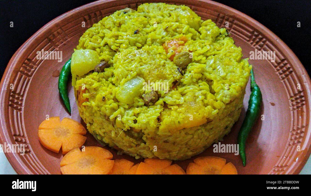 Khichuri (Hodgepodge) ist ein beliebtes und nahrhaftes Essen in Bangladesch, das aus Reis und Linsen hergestellt wird Stockfoto