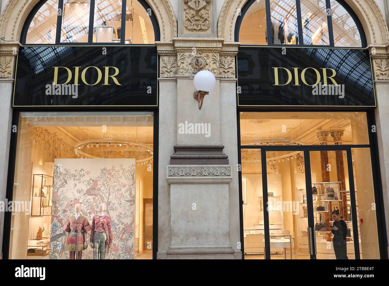 MAILAND, ITALIEN - 22. Oktober 2022: DIOR Store. Die Leute laufen am DIOR-Laden vorbei. Stockfoto