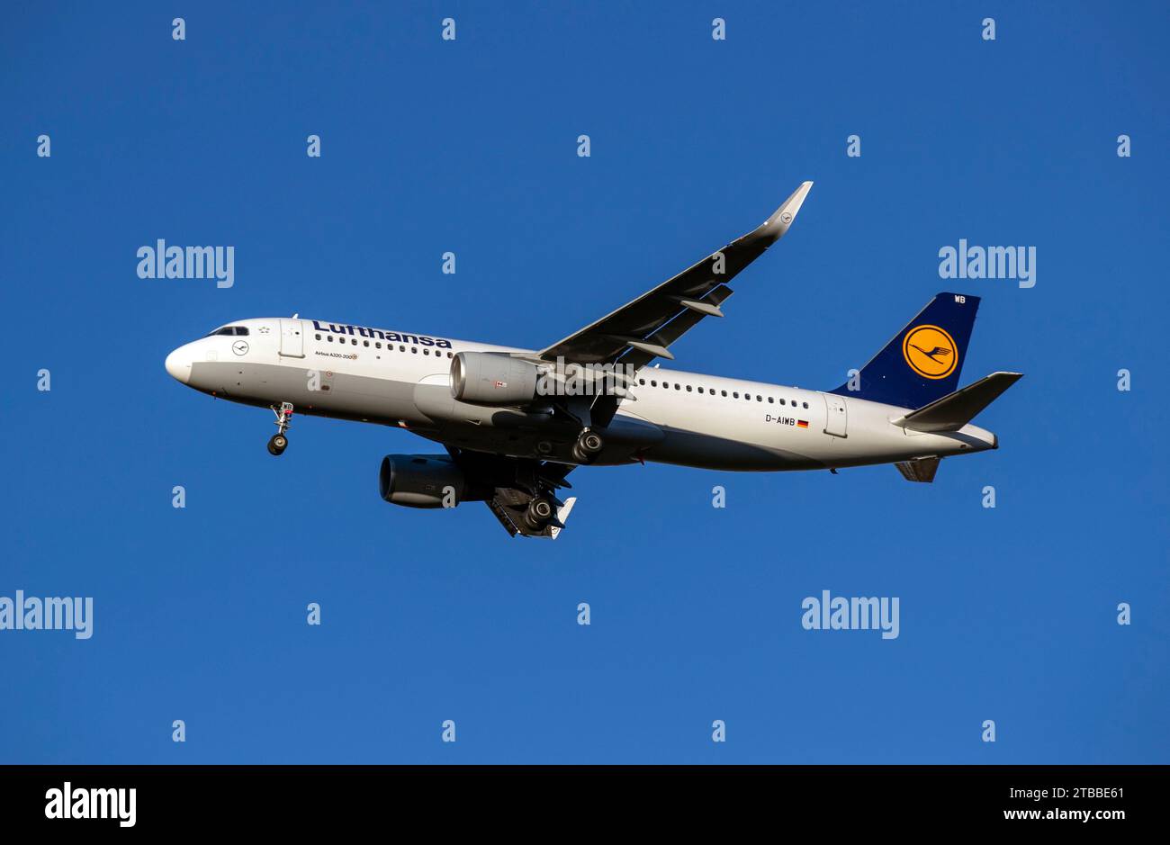 Dateifoto vom 02/19 Eines Lufthansa Airbus A320 Flugzeugs vor der Landung auf dem Heathrow Airport in West London. Werbeanzeigen für Air France, Lufthansa und Etihad wurden verboten, weil sie den Verbrauchern einen irreführenden Eindruck von den Umweltqualitäten der Fluggesellschaften vermitteln. Stockfoto