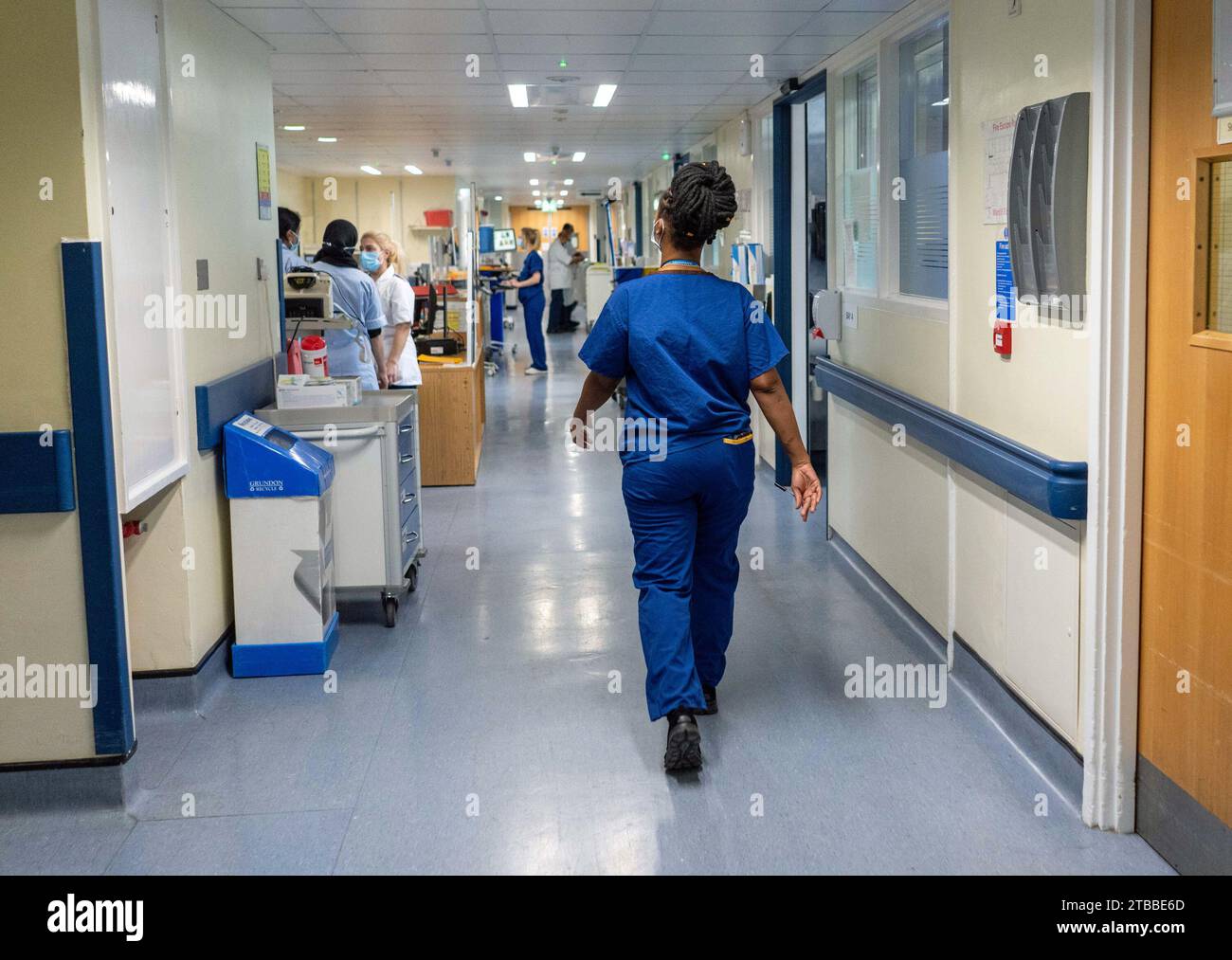 Aktenfoto vom 18/01/23 mit einer allgemeinen Ansicht des Personals auf einer Krankenhausstation des NHS. Krankenhäuser in England haben in den letzten Jahren laut neuen Daten mehr als 3 Milliarden Pfund für Krankenschwestern in Agenturen ausgegeben. Das Royal College of Nursing (RCN) sammelte Zahlen im Rahmen des Freedom of Information Act von 182 NHS vertraut auf Ausgaben für Leihkrankenschwestern und Pflegepersonal wie Assistenten und Hilfskräfte. Ausgabedatum: Mittwoch, 6. Dezember 2023. Stockfoto