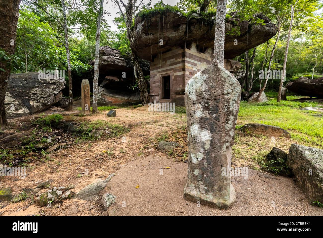 Phu Phra bat Historical Park, Steinstele, buddhistischer Schrein unter Felsschutz, Bezirk Ban Phue, Udon Thani, Isan, Thailand, Südostasien, Asien Stockfoto