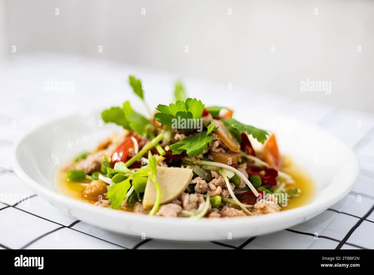 Scharfer gemischter Salat auf weißem Gericht, Fokus wählen. Scharfe, gemischte Meeresfrüchte. Stockfoto