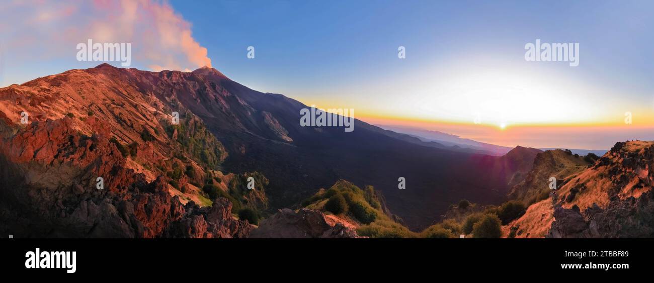 Ätna panoramica all'alba con suggestivi colori e vista sul cratere e Valle del Bove con sole all'orizzonte che sorge Stockfoto