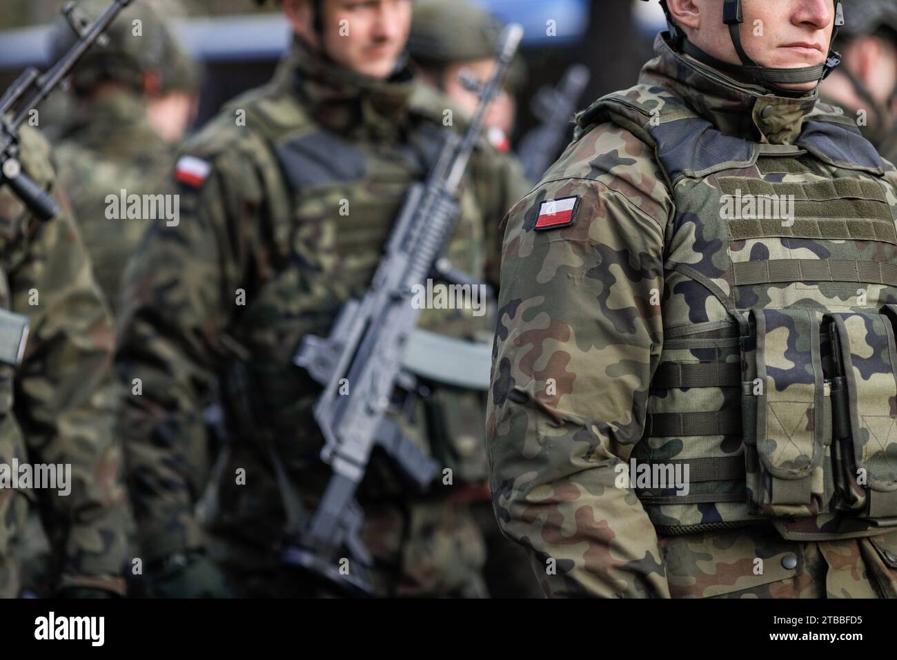 Bukarest, Rumänien - 1. Dezember 2023: Details eines polnischen Soldaten in Uniform während der Militärparade zum rumänischen Nationalfeiertag. Stockfoto