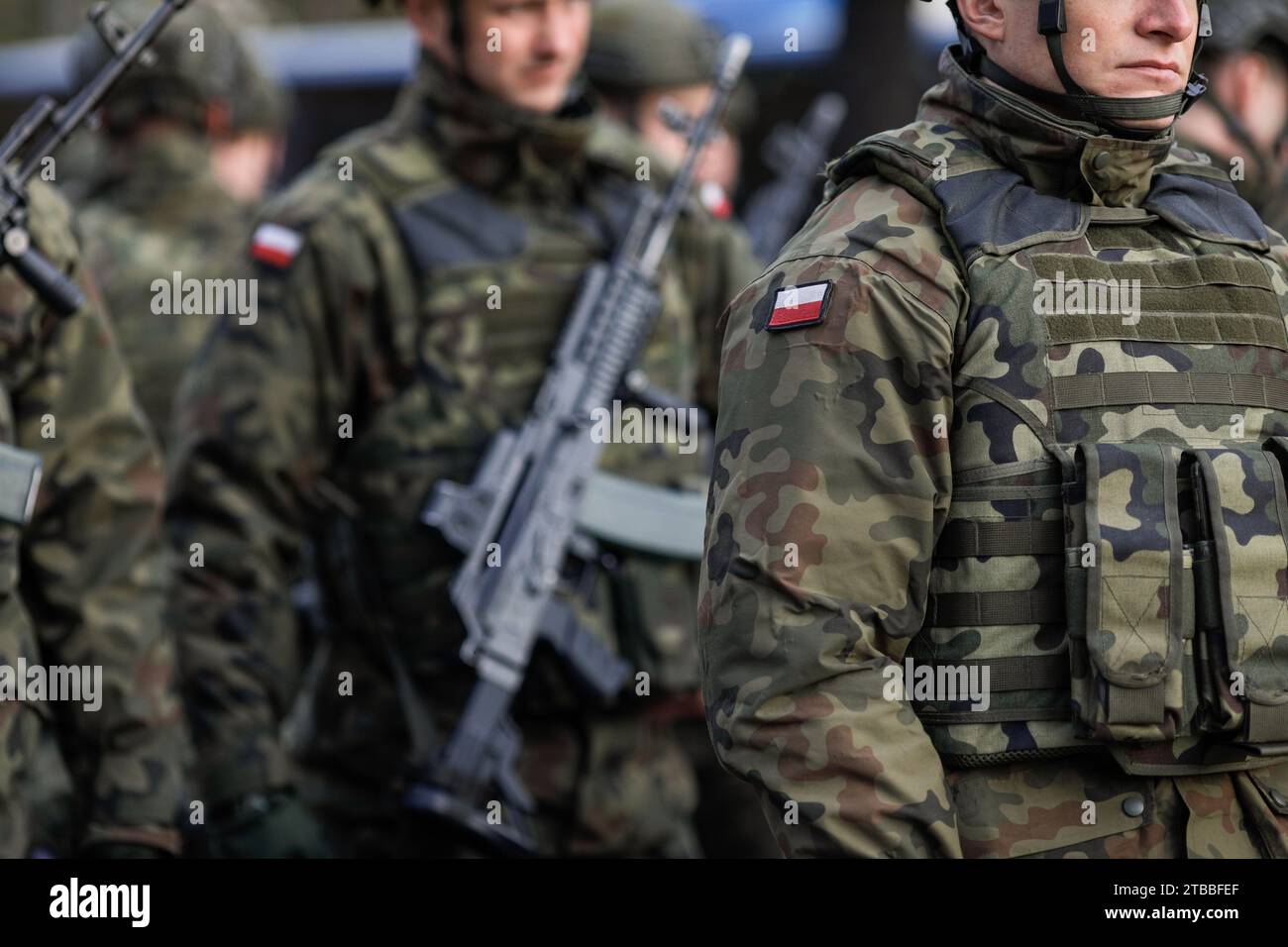 Bukarest, Rumänien - 1. Dezember 2023: Details eines polnischen Soldaten in Uniform während der Militärparade zum rumänischen Nationalfeiertag. Stockfoto