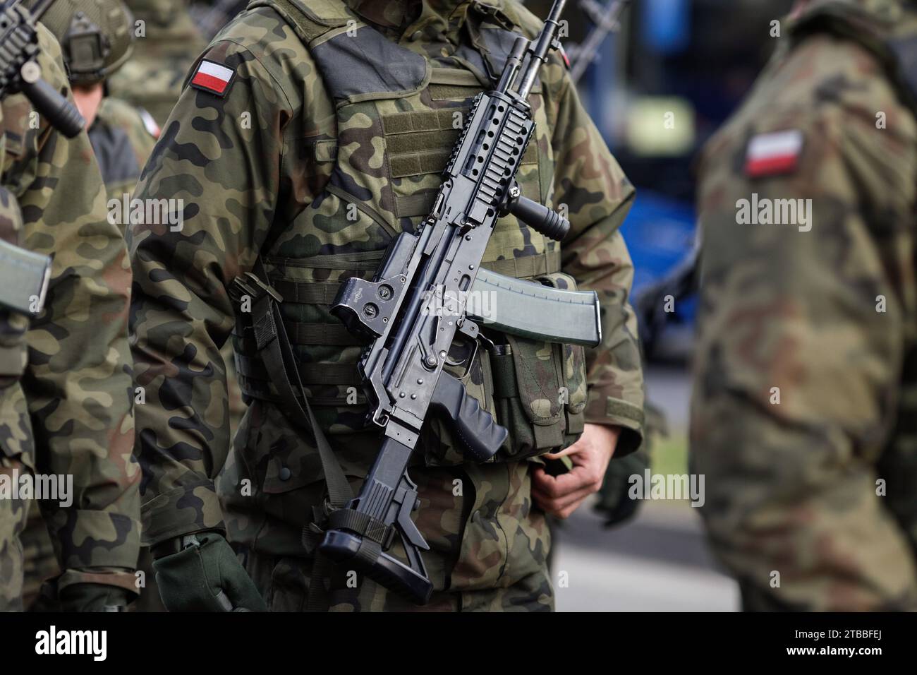 Bukarest, Rumänien - 1. Dezember 2023: Details eines polnischen Soldaten in Uniform während der Militärparade zum rumänischen Nationalfeiertag. Stockfoto