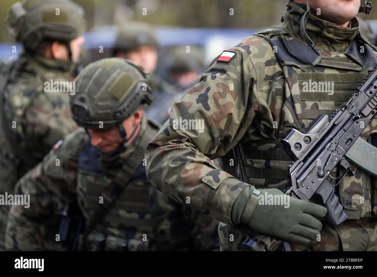 Bukarest, Rumänien - 1. Dezember 2023: Details eines polnischen Soldaten in Uniform während der Militärparade zum rumänischen Nationalfeiertag. Stockfoto