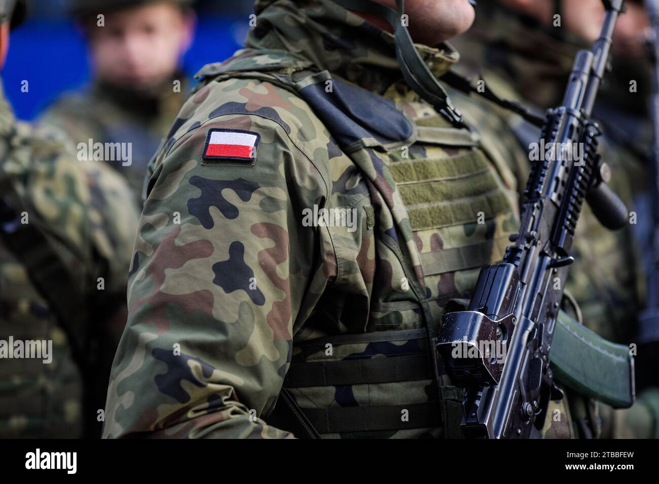 Bukarest, Rumänien - 1. Dezember 2023: Details eines polnischen Soldaten in Uniform während der Militärparade zum rumänischen Nationalfeiertag. Stockfoto