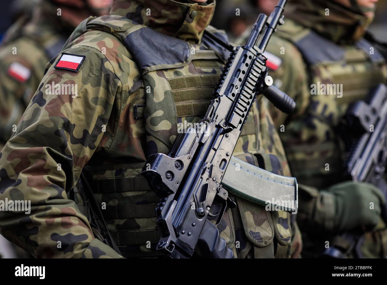 Bukarest, Rumänien - 1. Dezember 2023: Details eines polnischen Soldaten in Uniform während der Militärparade zum rumänischen Nationalfeiertag. Stockfoto