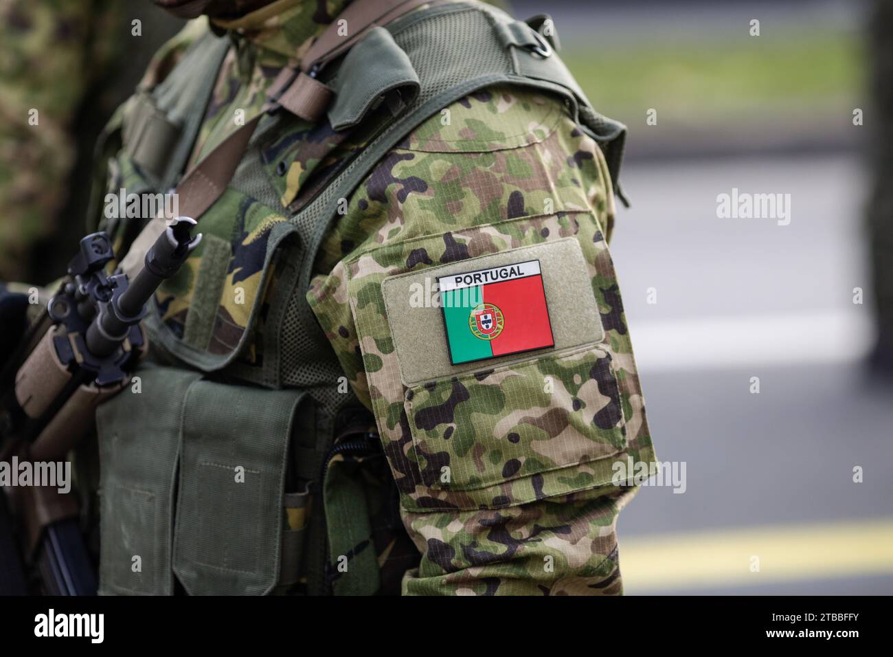 Bukarest, Rumänien - 1. Dezember 2023: Details eines portugiesischen Soldaten in Uniform während der Militärparade zum rumänischen Nationalfeiertag. Stockfoto