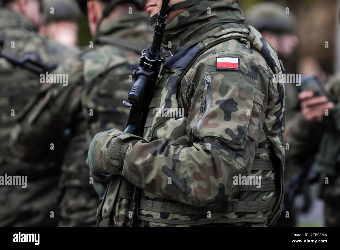 Bukarest, Rumänien - 1. Dezember 2023: Details eines polnischen Soldaten in Uniform während der Militärparade zum rumänischen Nationalfeiertag. Stockfoto
