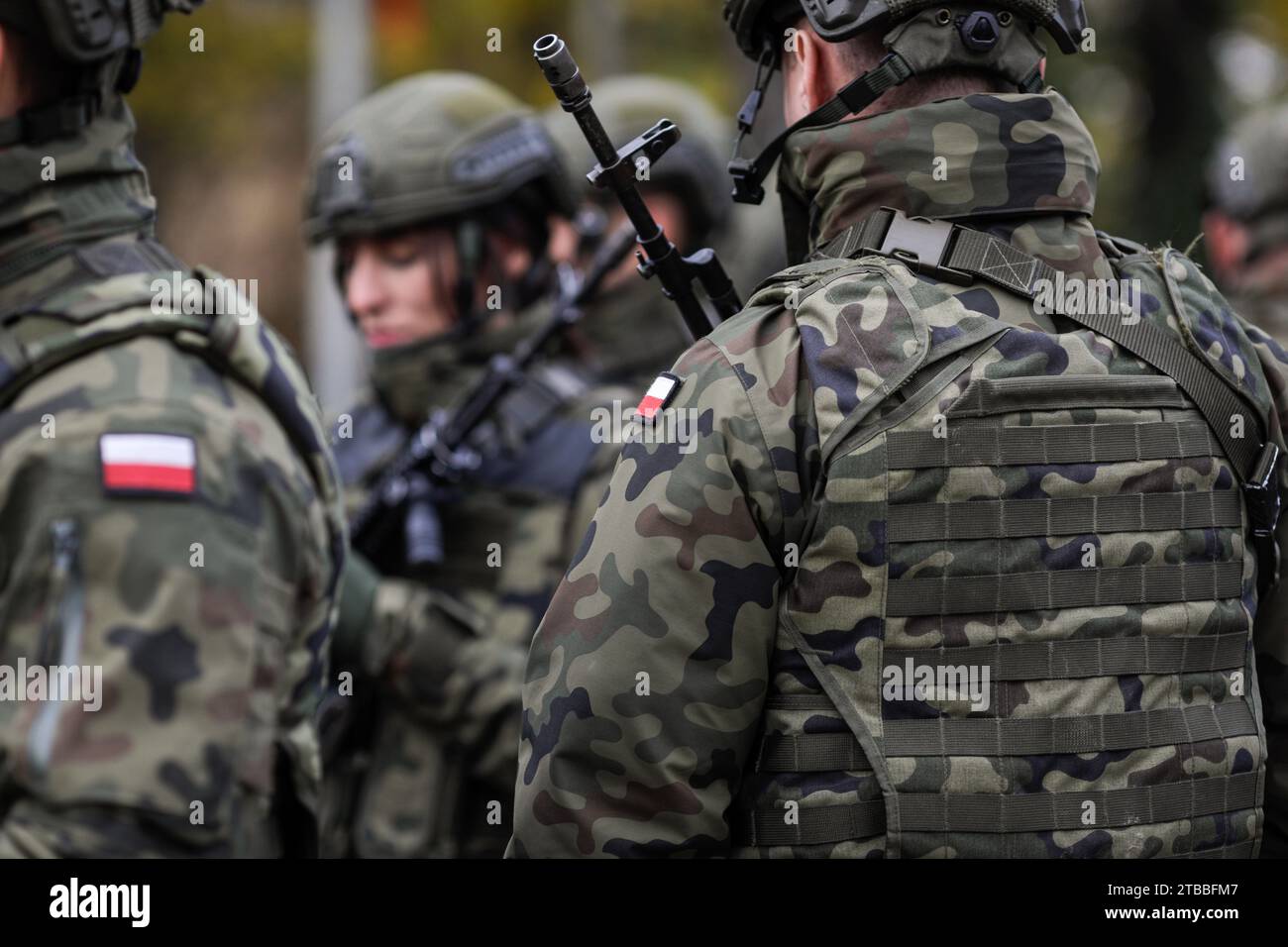 Bukarest, Rumänien - 1. Dezember 2023: Details eines polnischen Soldaten in Uniform während der Militärparade zum rumänischen Nationalfeiertag. Stockfoto