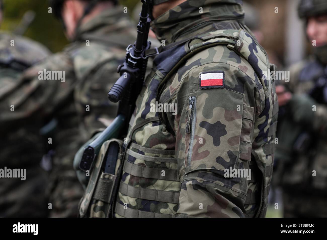 Bukarest, Rumänien - 1. Dezember 2023: Details eines polnischen Soldaten in Uniform während der Militärparade zum rumänischen Nationalfeiertag. Stockfoto