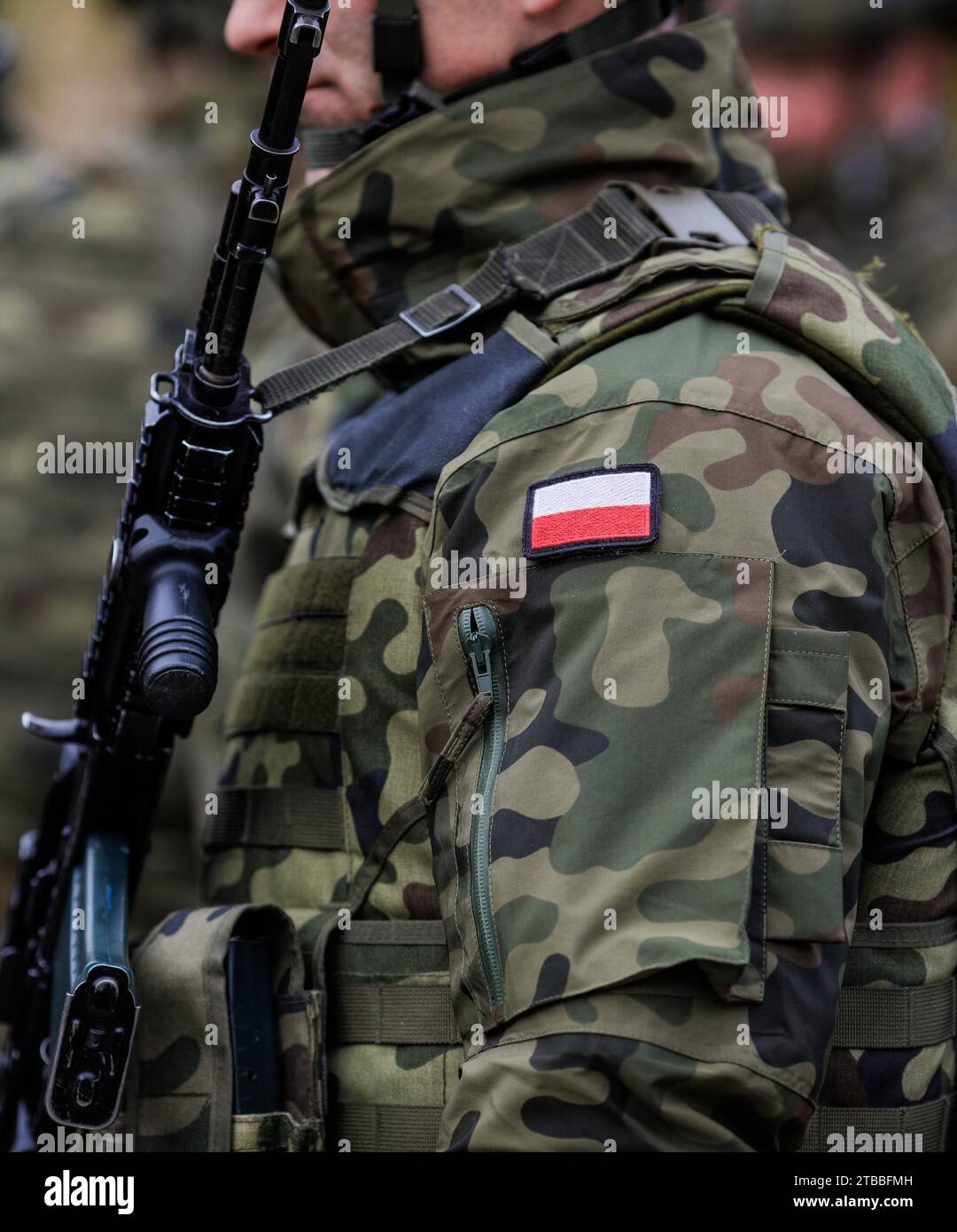 Bukarest, Rumänien - 1. Dezember 2023: Details eines polnischen Soldaten in Uniform während der Militärparade zum rumänischen Nationalfeiertag. Stockfoto