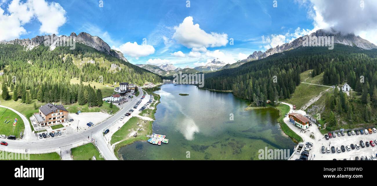 Lago di Misurina dall'alto, panoramica aerea sulle Dolomiti di Sexten Stockfoto