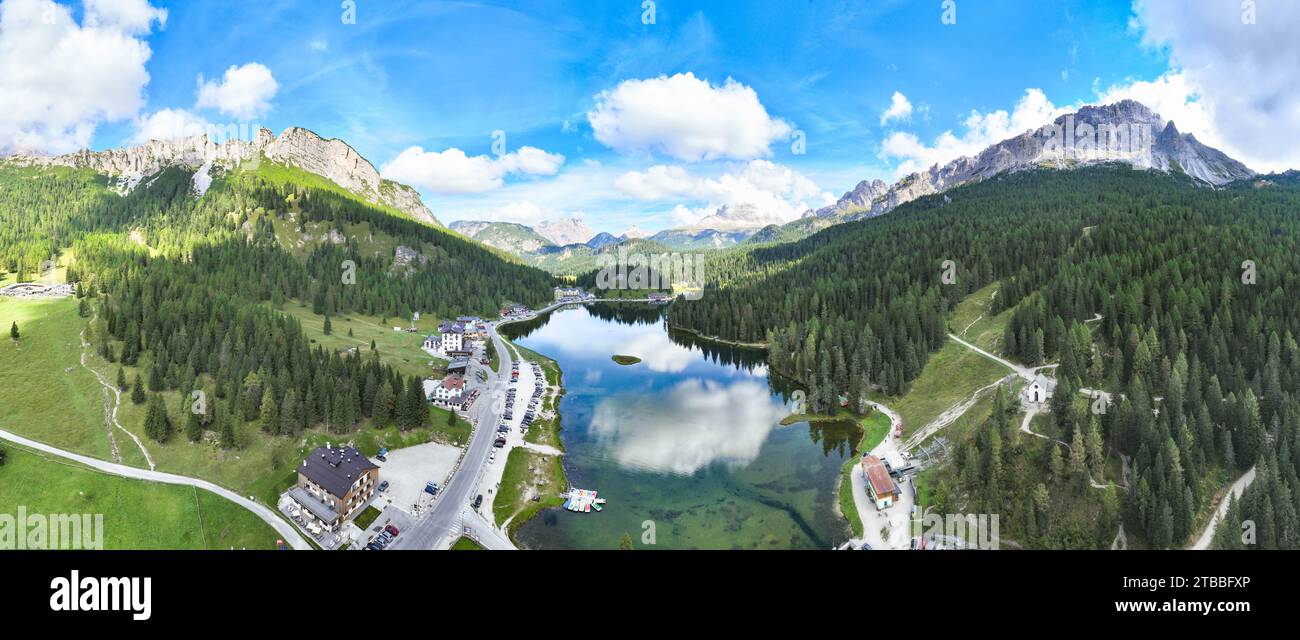 Lago di Misurina dall'alto, panoramica aerea sulle Dolomiti di Sexten Stockfoto