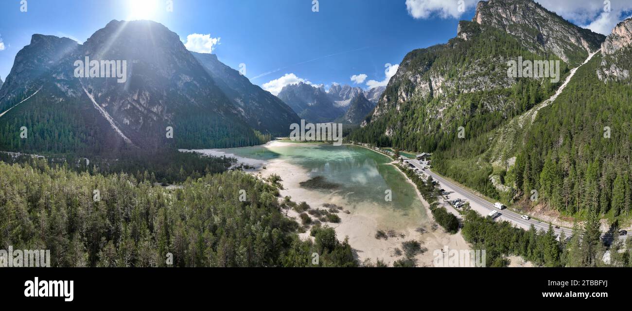 Lago di Landro - Panoramica aerea dall'alto del Paesaggio sulle Dolomiti di Sesto durante gironata di Sole con cielo limpido blu Stockfoto