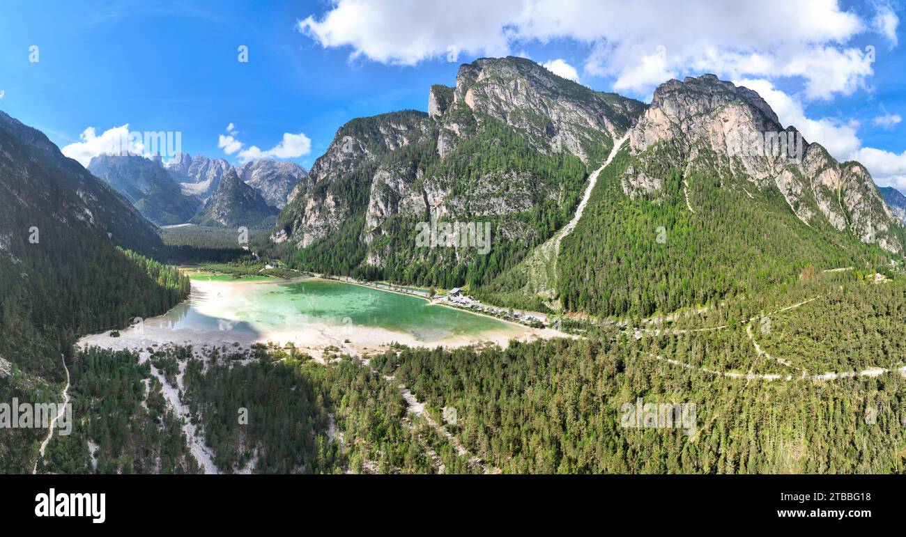 Lago di Landro - Panoramica aerea dall'alto del Paesaggio sulle Dolomiti di Sesto durante gironata di Sole con cielo limpido blu Stockfoto