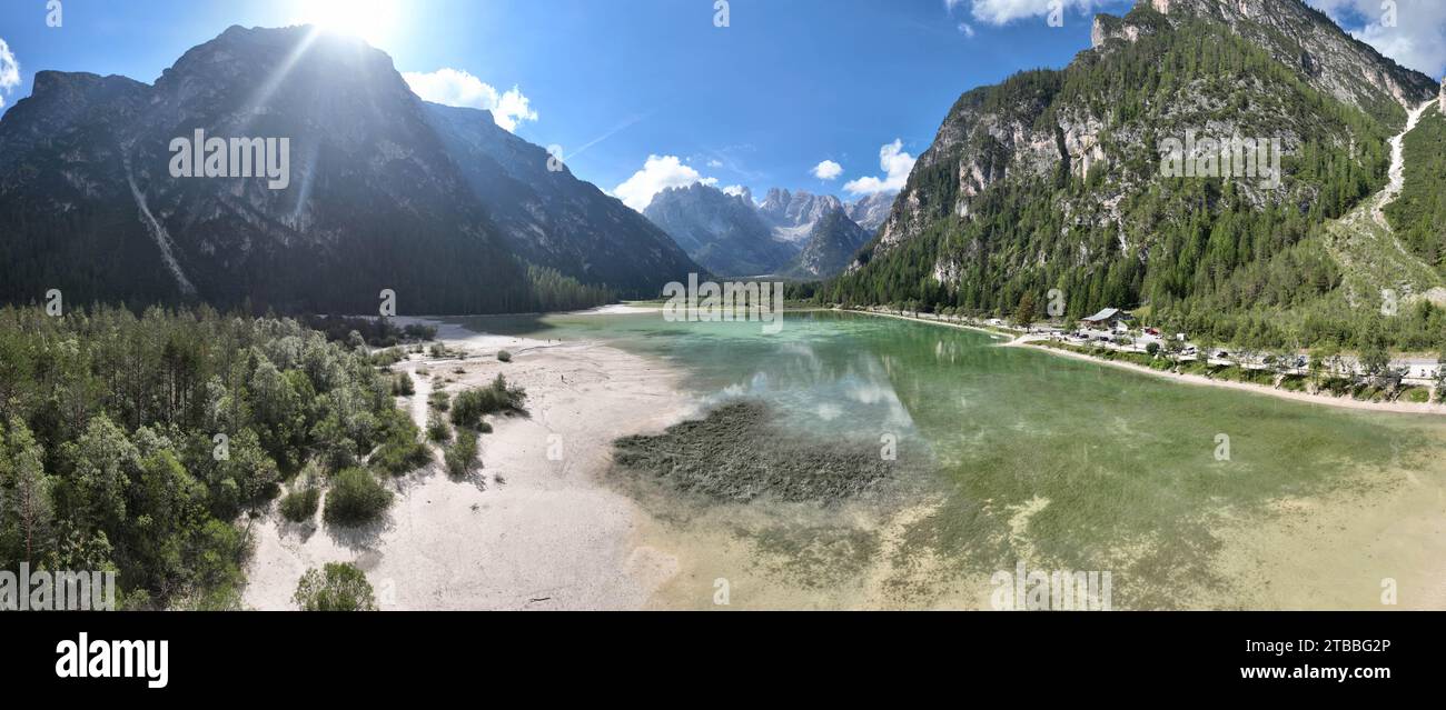 Lago di Landro - Panoramica aerea dall'alto del Paesaggio sulle Dolomiti di Sesto durante gironata di Sole con cielo limpido blu Stockfoto