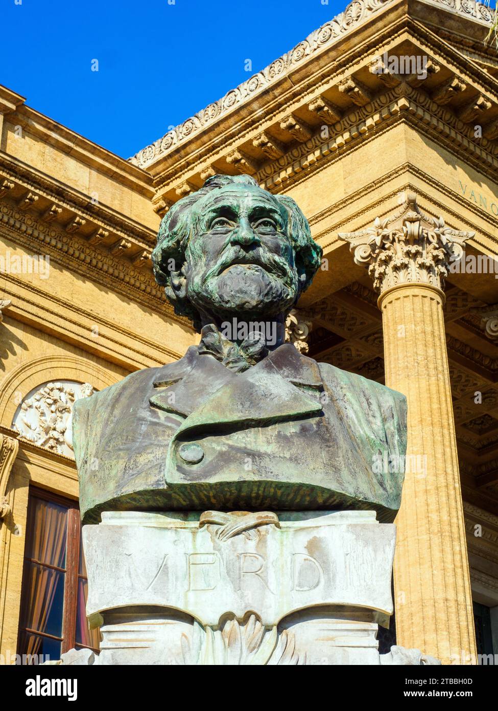 Büste von Giuseppe Verdi (1813 - 1901) vor dem Teatro Massimo - Palermo, Italien Stockfoto