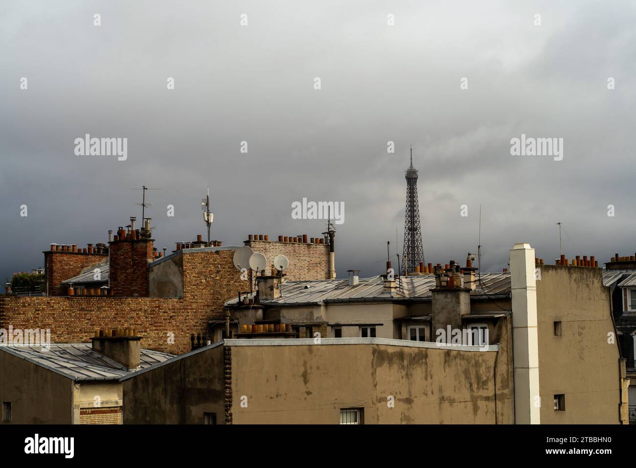 Der Eiffelturm in der Ferne mit den Dächern von Parisien Stockfoto