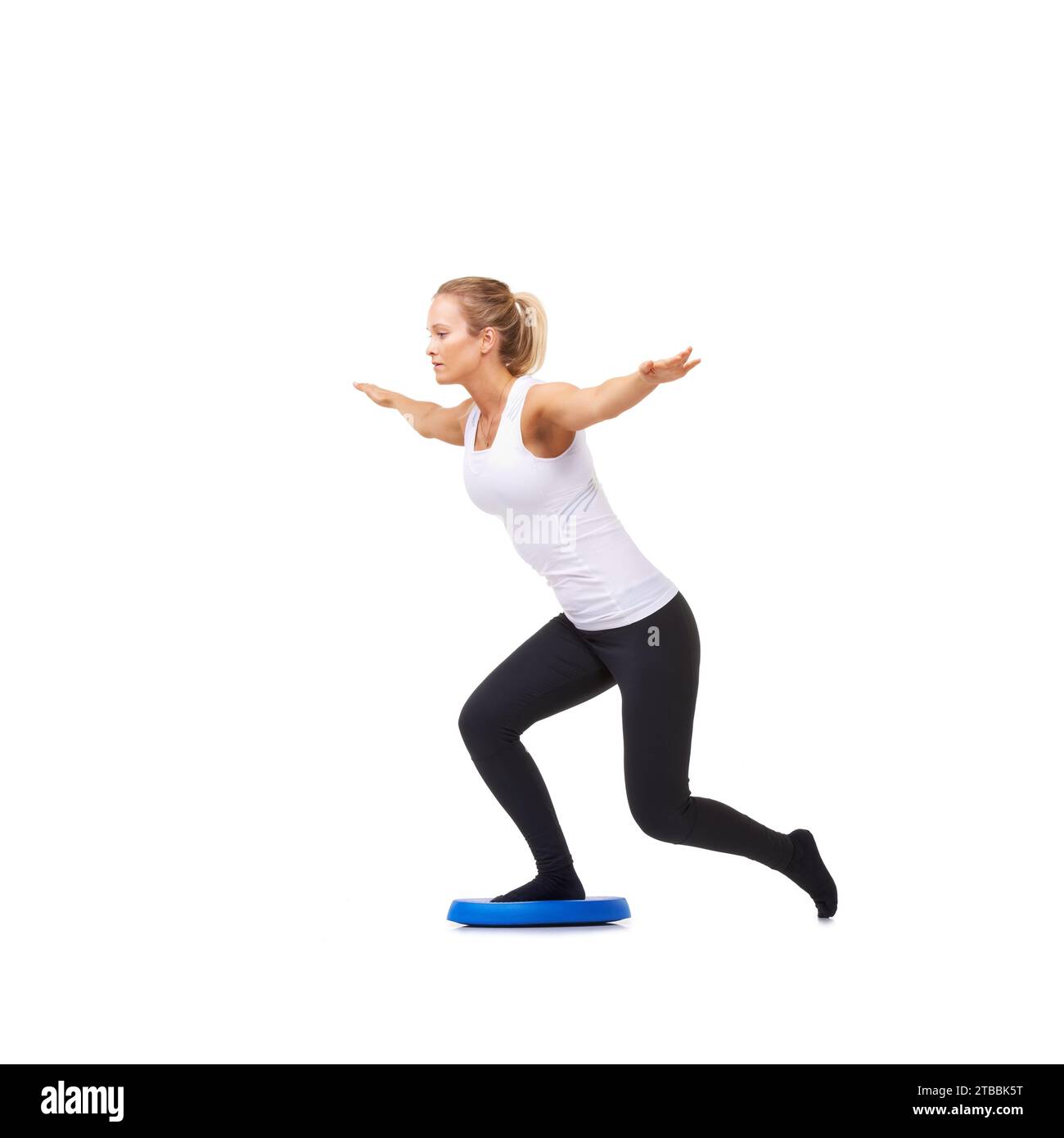 Balance, Gesundheit und Training mit Frau auf Diskette im Studio für Workout, Körper oder Bewegung. Wellness, Herausforderung und Fitness mit weiblicher Person auf weiß Stockfoto