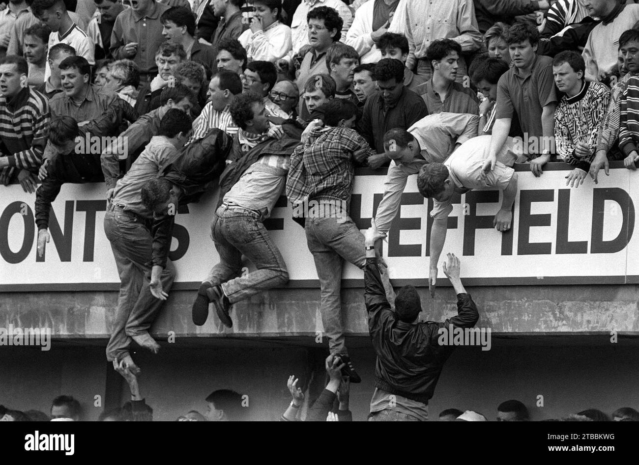 Dateifoto vom 15/4/1989 von Liverpool-Anhängern, die während des Halbfinalspiels Liverpool gegen Nottingham Forest FA Cup in Hillsborough in Sicherheit kamen, bei dem 97 Menschen ums Leben kamen. Die Regierung soll auf Empfehlungen von Bischof James Jones in seinem Bericht The Patronising Disposition of Unaccountable Power reagieren, in dem Mängel in der Behandlung der Hinterbliebenen der Hillsborough-Katastrophe durch die Verantwortlichen festgestellt wurden. Ausgabedatum: Mittwoch, 6. Dezember 2023. Stockfoto