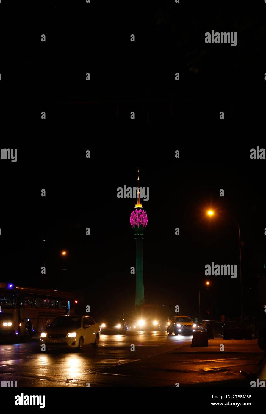 Der Lotusturm durch Gebäude in der Nacht - Colombo, Sri Lanka Stockfoto
