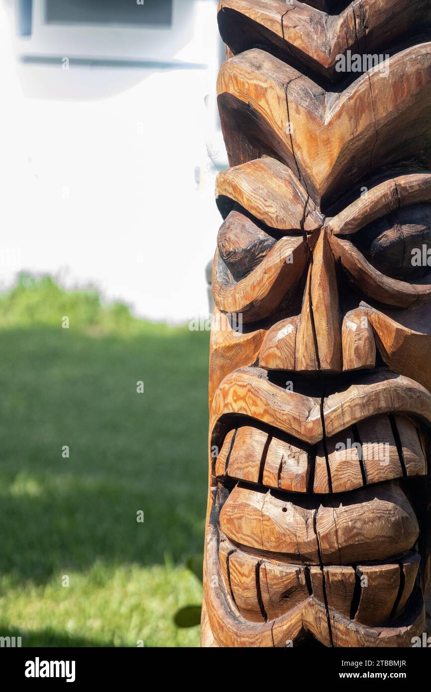 Hölzerne Tiki-Statue senkrecht geschossen Stockfoto
