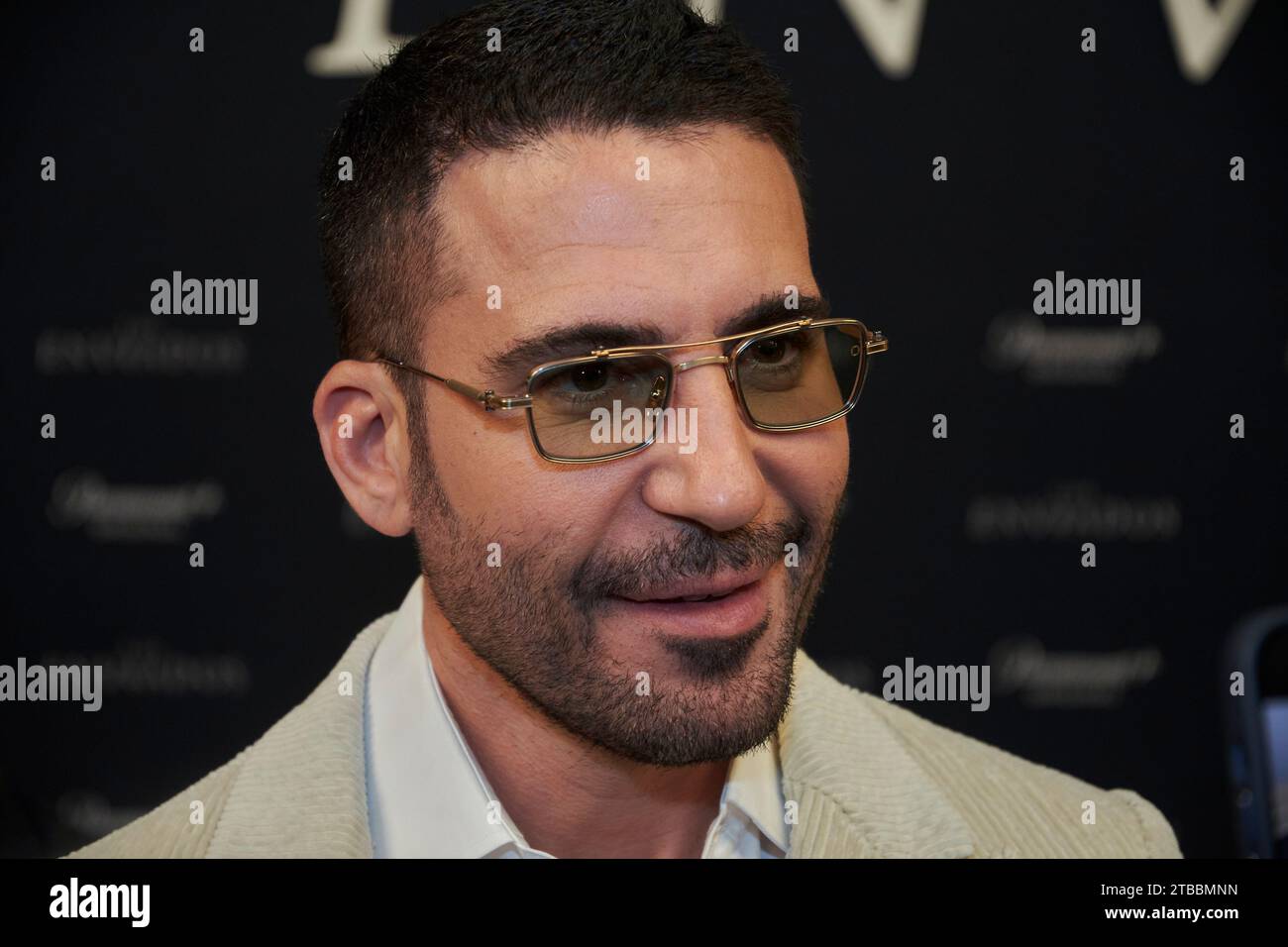 Miguel Angel Silvestre besucht am 5. Dezember 2023 den blauen Teppich der TV-Serie „Los Enviados“ im Teatro Helenico in Mexiko-Stadt. (Foto: Jaime Nogales/Eyepix Group) (Foto: Eyepix/NurPhoto) Stockfoto