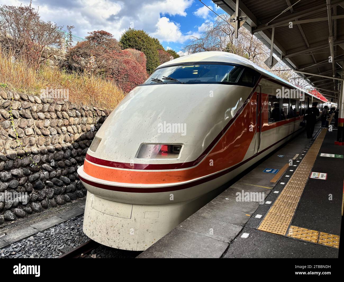 Der Limited Express SPACIA Zug am Bahnhof Tobu Nikko in Nikko, Japan. Stockfoto