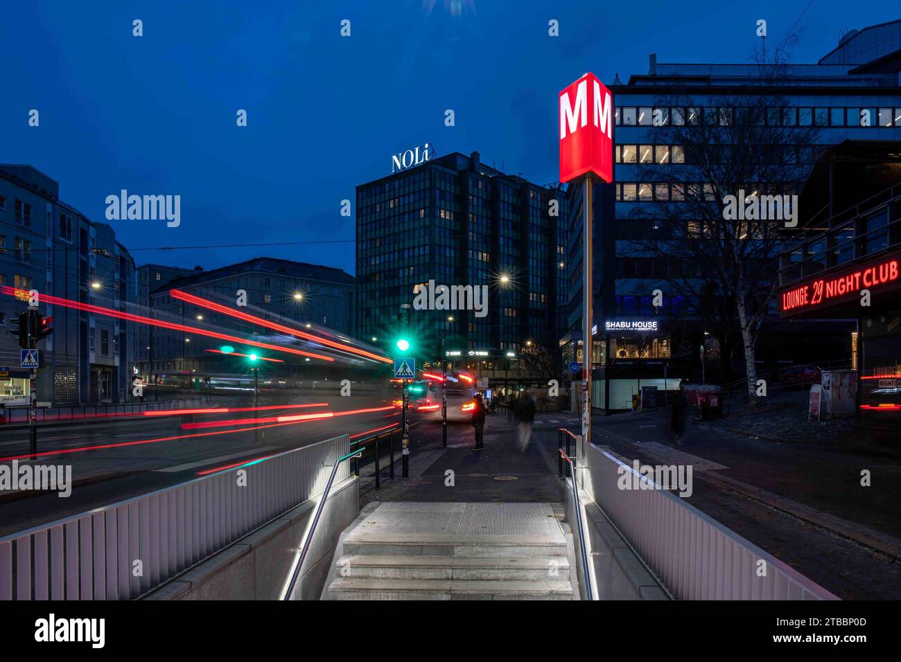 Eingang der U-Bahn-Station Sörnäinen nach Einbruch der Dunkelheit mit roten Busrücklichtern entlang des Hämeenkatu in Helsinki, Finnland Stockfoto