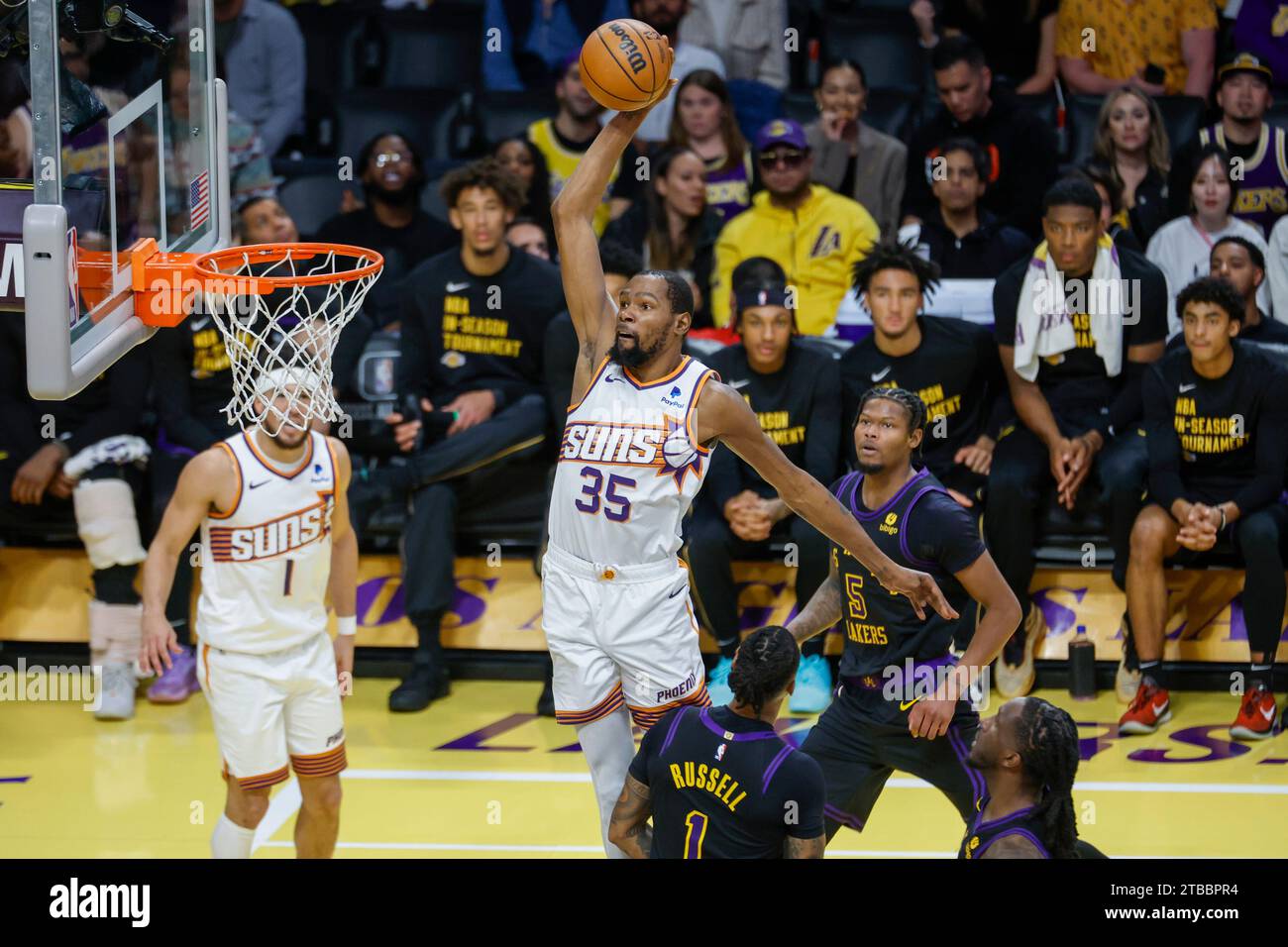 Los Angeles, USA. Dezember 2023. Kevin Durant (C) von Phoenix Suns taucht während eines NBA-Basketballspiels in Los Angeles (USA) am 5. Dezember 2023 gegen die Los Angeles Lakers ein. Quelle: Zhao Hanrong/Xinhua/Alamy Live News Stockfoto