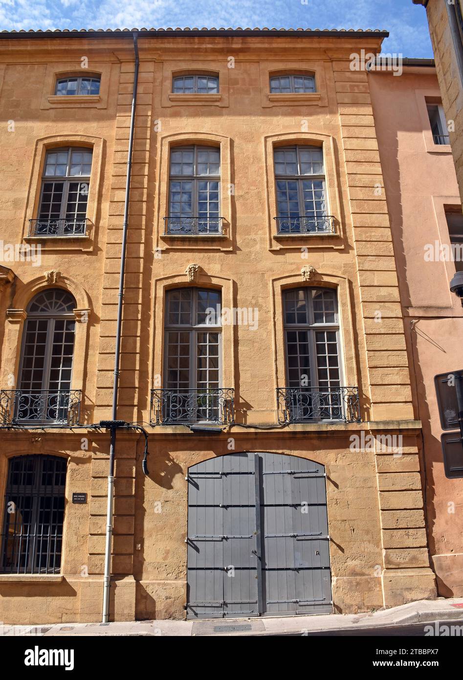 Hôtel d'Oraison, in seiner heutigen Form 1740 umgebaut, sehr elegante 2+3+2 Buchten, 3stöckiges + Dachgeschoss Haus, in einem schönen gelb-roten Sandsteinfenster Stockfoto