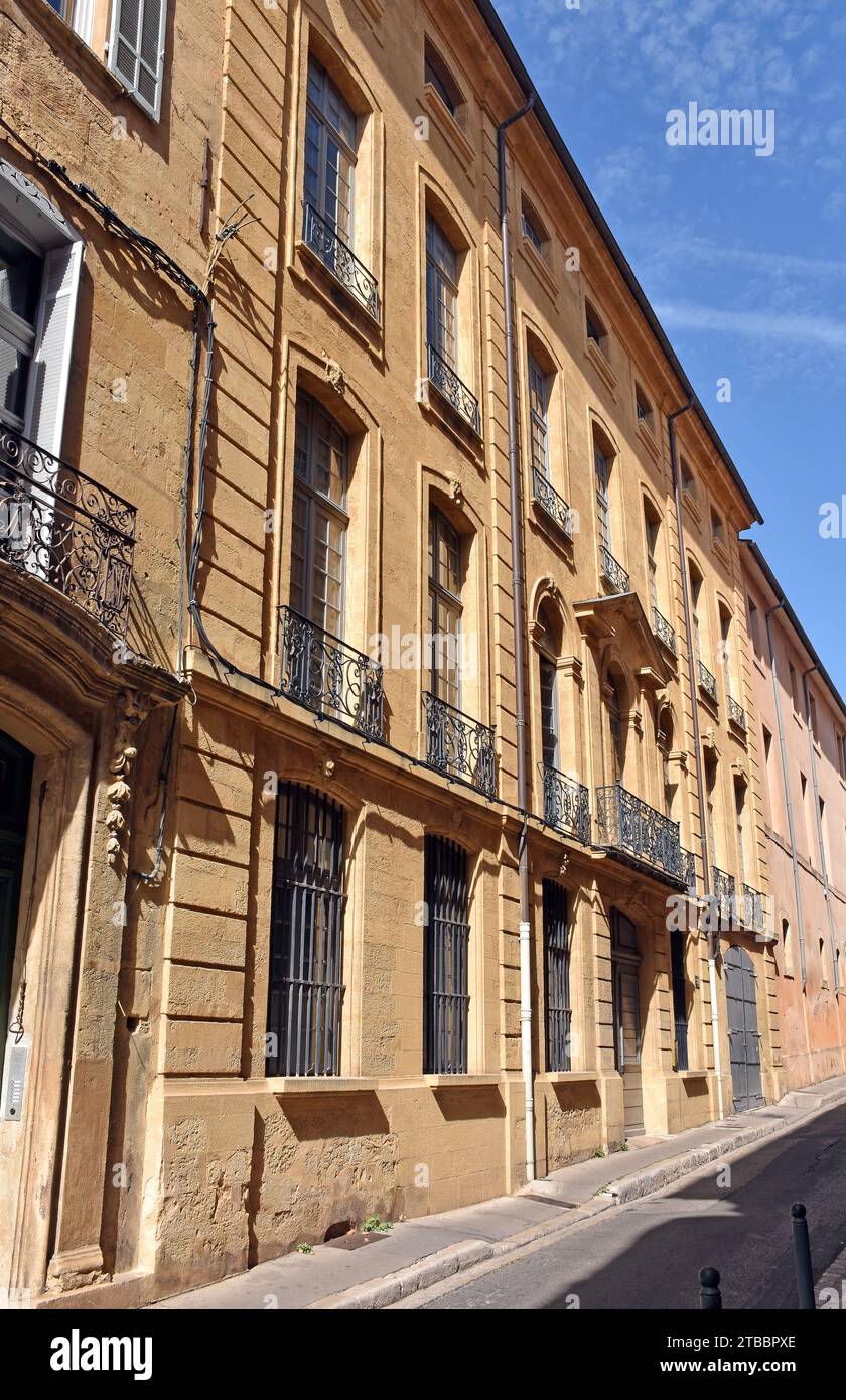Hôtel d'Oraison, in seiner heutigen Form 1740 umgebaut, sehr elegante 2+3+2 Buchten, 3stöckiges + Dachgeschoss Haus, in einem schönen gelb-roten Sandsteinfenster Stockfoto