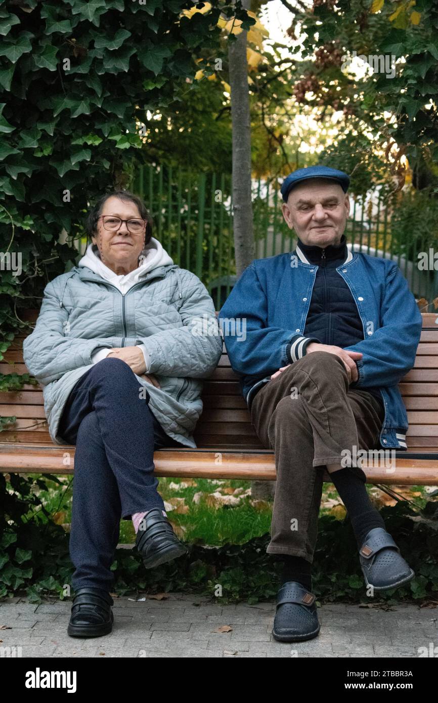 Freudige goldene Jahre – auf diesem herzerwärmenden Foto strahlen zwei ältere Menschen Glück und Zufriedenheit aus, während sie einen Moment der Freude teilen. Stockfoto