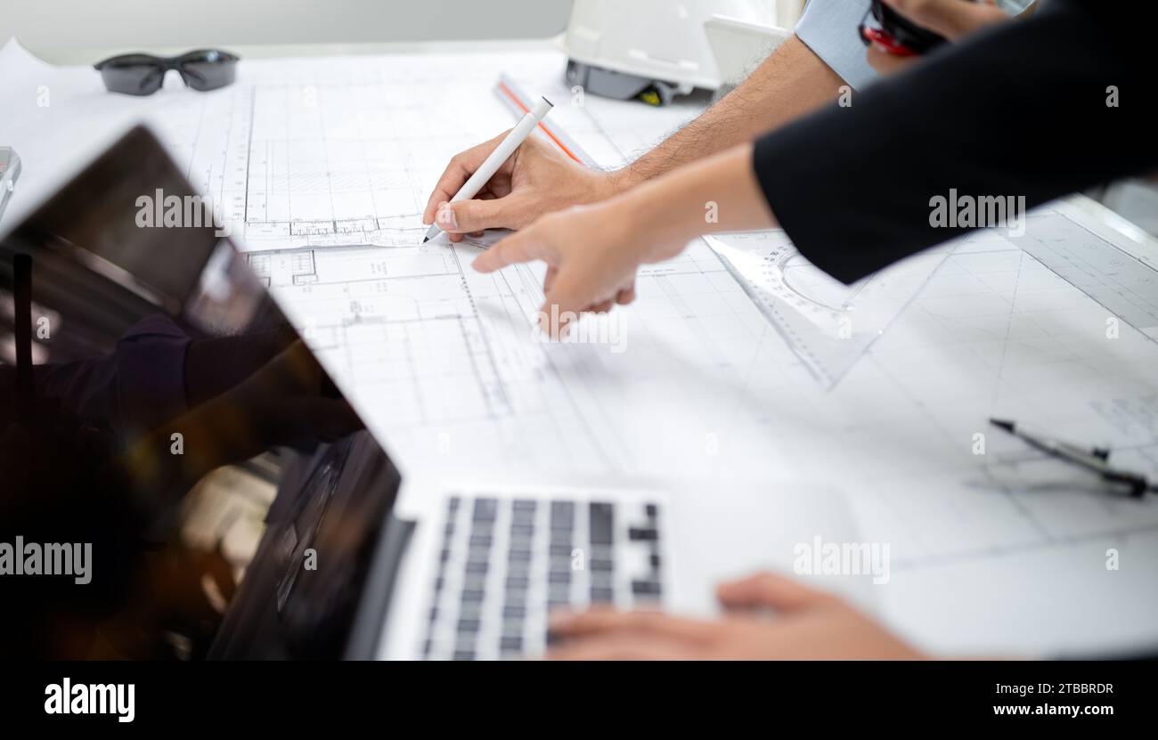 Geschäftliche Besprechungszeit. Geschäftsmann und Geschäftsfrau, die an einem Startup-Projekt arbeiten. Stockfoto