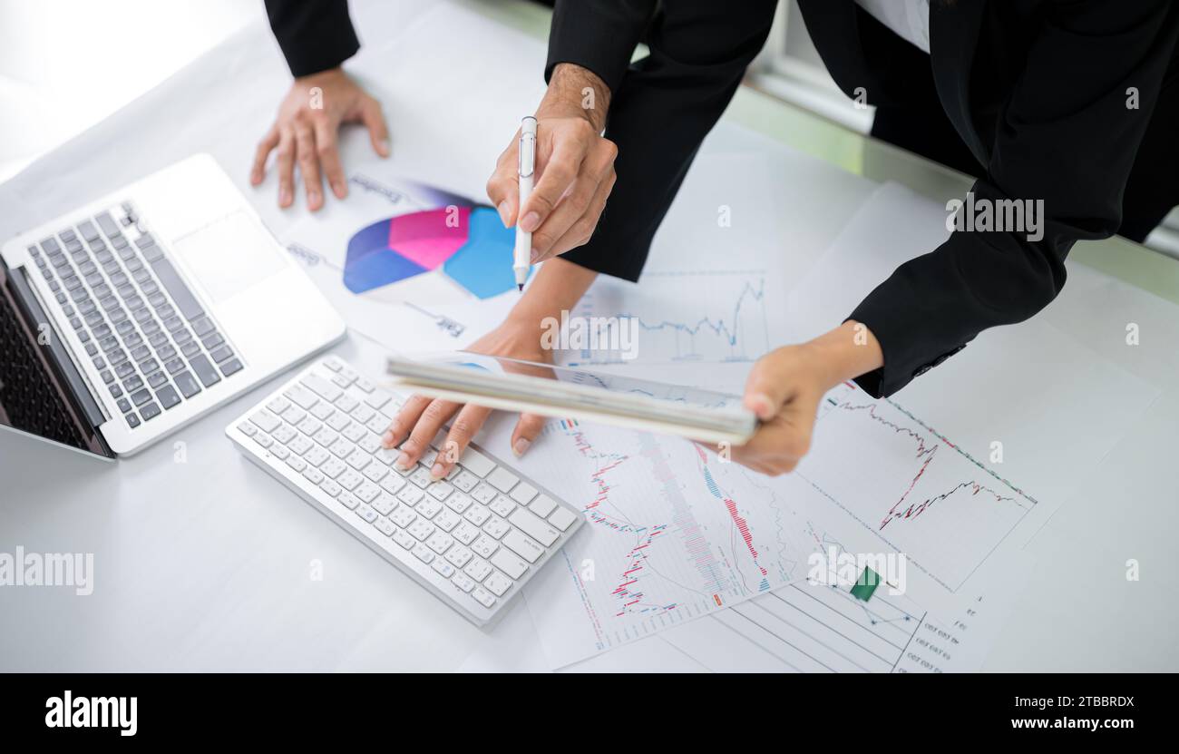 Geschäftliche Besprechungszeit. Geschäftsmann und Geschäftsfrau, die an einem Startup-Projekt arbeiten. Stockfoto