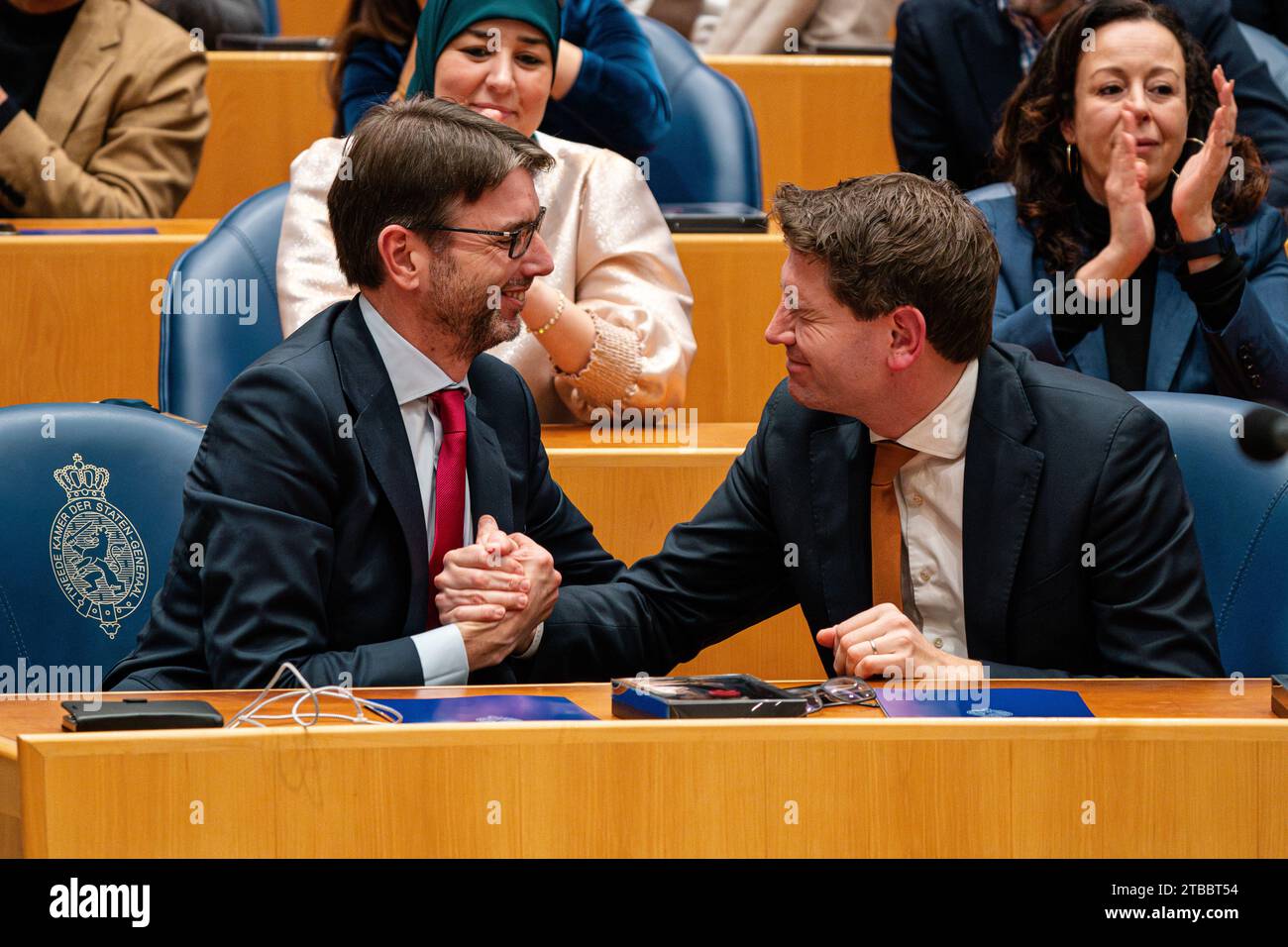 Den Haag, Niederlande. Dezember 2023. DEN HAAG, NIEDERLANDE - 5. DEZEMBER: Steven van Weyenberg (D66) schüttelt bei dem Abschied der früheren Parlamentsabgeordneten im Tweede Kamer am 5. Dezember 2023 in den Haag, Niederlande (Foto: John Beckmann/Orange Pictures) Credit: Orange Pics BV/Alamy Live News Stockfoto