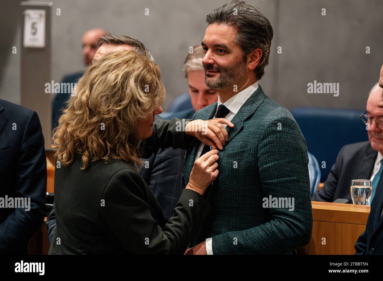 Den Haag, Niederlande. Dezember 2023. DEN HAAG, NIEDERLANDE - 5. DEZEMBER: Nico Drost (CU) erhält das Ritterkreuz des Ordens von Orange-Nassau während des Abschieds der früheren Mitglieder des niederländischen Parlaments im Tweede Kamer am 5. Dezember 2023 in den Haag, Niederlande (Foto: John Beckmann/Orange Pictures) Orange Pics BV/Alamy Live News Stockfoto