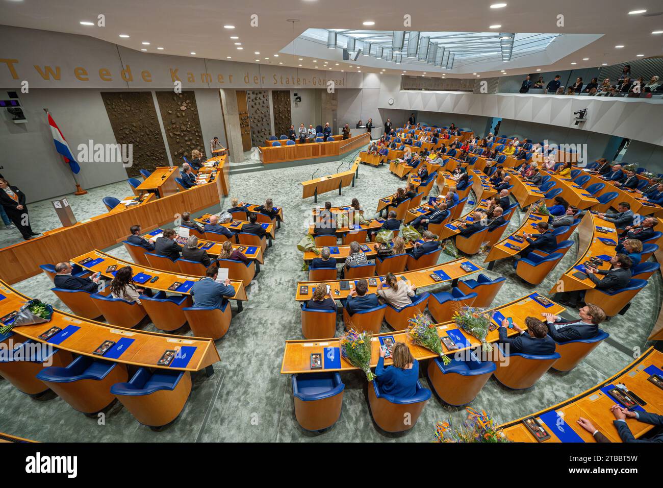 Den Haag, Niederlande. Dezember 2023. DEN HAAG, NIEDERLANDE - 5. DEZEMBER: Zentraler Blick von den Aussichtspersonen steht während des Abschieds der früheren Parlamentsabgeordneten im Tweede Kamer am 5. Dezember 2023 in den Haag, Niederlande (Foto: John Beckmann/Orange Pictures) Credit: Orange Pics BV/Alamy Live News Stockfoto